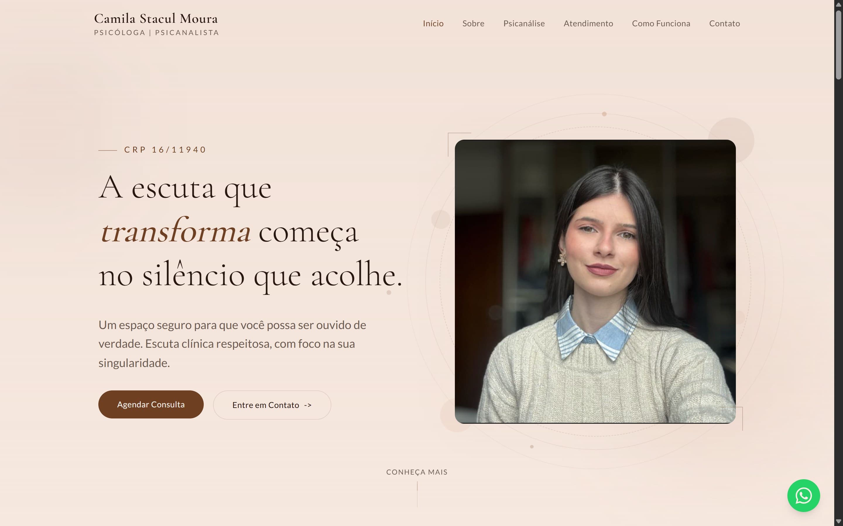 Página inicial do site de Camila Stacul Moura, psicóloga e psicanalista, mostrando a headline principal, a foto da profissional e os botões de agendamento e contato.